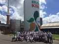 Tella Tennis levou seus alunos para uma visita à fábrica do Brasil Kirin